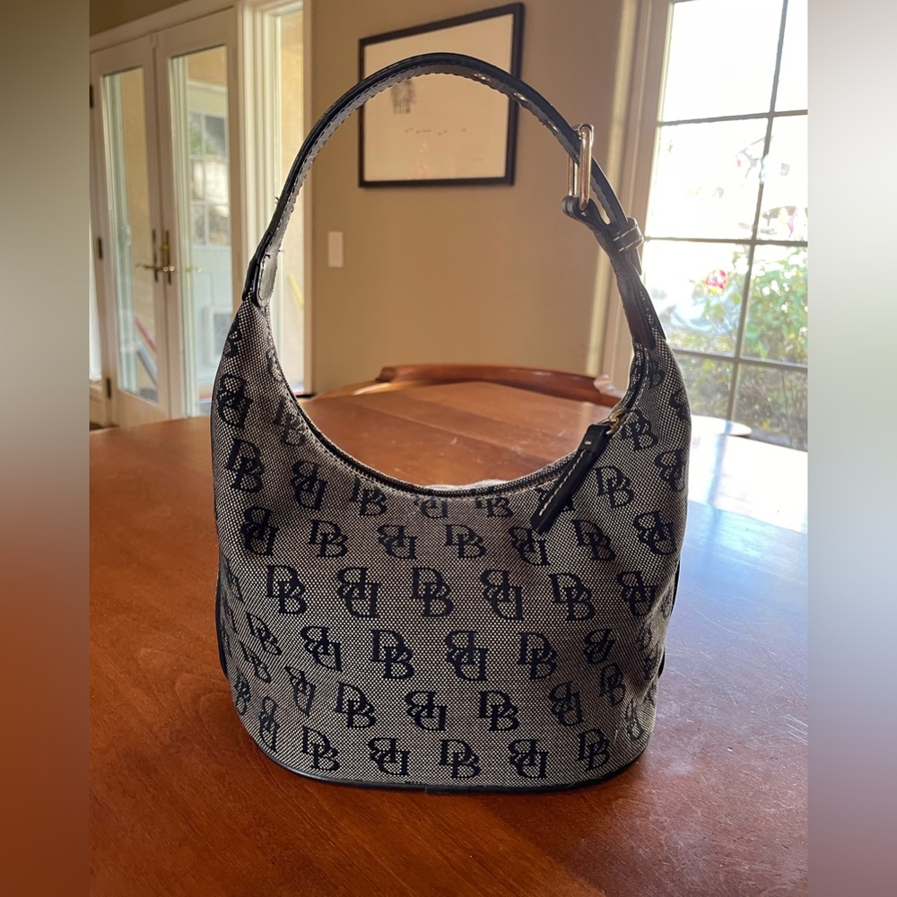 Dooney & Bourke signature bucket hobo bag purse